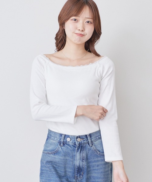 archives(アルシーヴ)の「レーストリムカップ付オフショルTOPS(Tシャツ/カットソー・レディース・オフホワイト/ブラック・MEDIUM)」の4枚目の写真