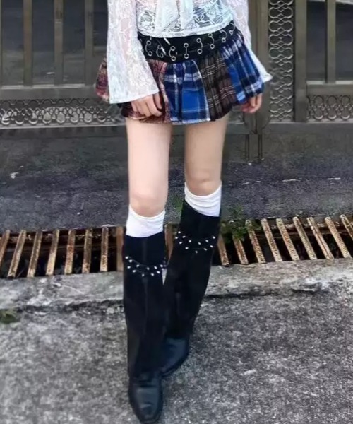 Vipoa(ヴィポア)の「Metal buckle biker boots(ブーツ・レディース・ブラック・LARGE/MEDIUM/SMALL)」の2枚目の写真