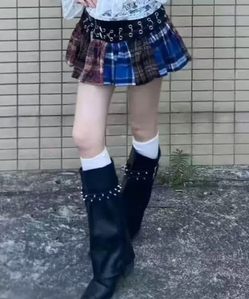 Vipoa(ヴィポア)の「Metal buckle biker boots(ブーツ・レディース・ブラック・LARGE/MEDIUM/SMALL)」の3枚目の写真
