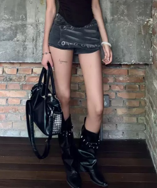 Vipoa(ヴィポア)の「Metal buckle biker boots(ブーツ・レディース・ブラック・LARGE/MEDIUM/SMALL)」の10枚目の写真