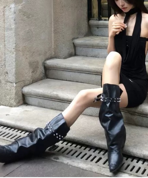 Vipoa(ヴィポア)の「Metal buckle biker boots(ブーツ・レディース・ブラック・LARGE/MEDIUM/SMALL)」の8枚目の写真
