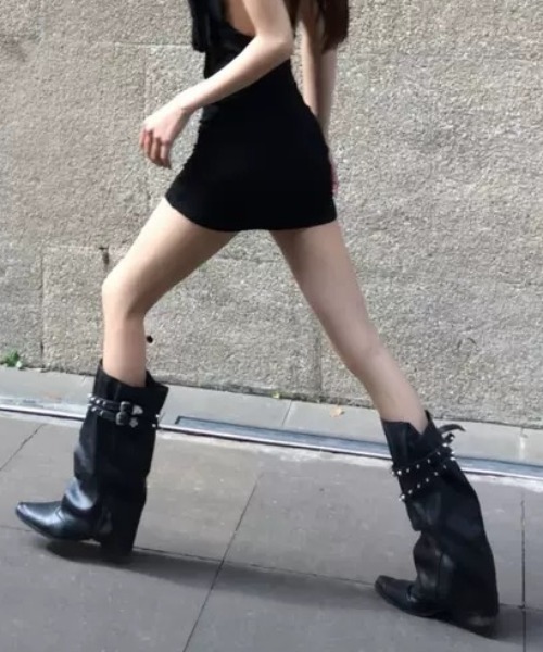 Vipoa(ヴィポア)の「Metal buckle biker boots(ブーツ・レディース・ブラック・LARGE/MEDIUM/SMALL)」の9枚目の写真