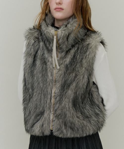 Plumel（プルメル）の「Fox Like Fur Stand Collar Vest / フォックスライクファースタンドカラーベスト（その他アウター・レディース・ベージュ/アイボリー・MEDIUM）」の2枚目の写真