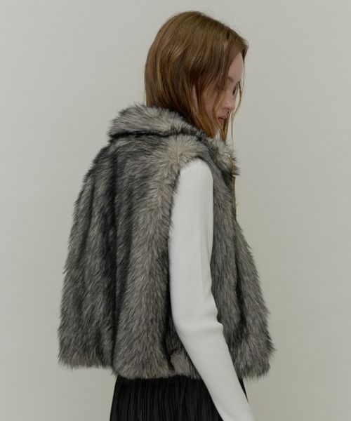 Plumel（プルメル）の「Fox Like Fur Stand Collar Vest / フォックスライクファースタンドカラーベスト（その他アウター・レディース・ベージュ/アイボリー・MEDIUM）」の14枚目の写真