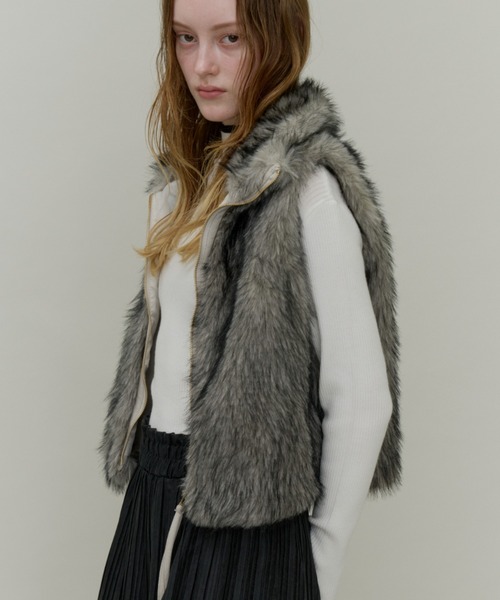Plumel（プルメル）の「Fox Like Fur Stand Collar Vest / フォックスライクファースタンドカラーベスト（その他アウター・レディース・ベージュ/アイボリー・MEDIUM）」の11枚目の写真