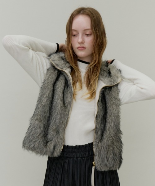 Plumel（プルメル）の「Fox Like Fur Stand Collar Vest / フォックスライクファースタンドカラーベスト（その他アウター・レディース・ベージュ/アイボリー・MEDIUM）」の10枚目の写真