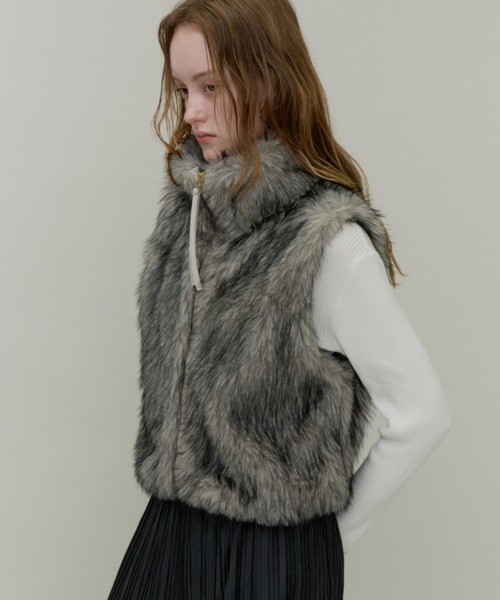 Plumel（プルメル）の「Fox Like Fur Stand Collar Vest / フォックスライクファースタンドカラーベスト（その他アウター・レディース・ベージュ/アイボリー・MEDIUM）」の9枚目の写真