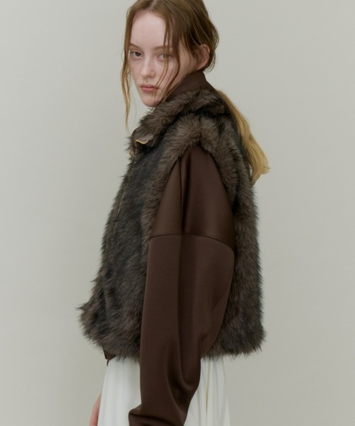 Plumel（プルメル）の「Fox Like Fur Stand Collar Vest / フォックスライクファースタンドカラーベスト（その他アウター・レディース・ベージュ/アイボリー・MEDIUM）」の3枚目の写真