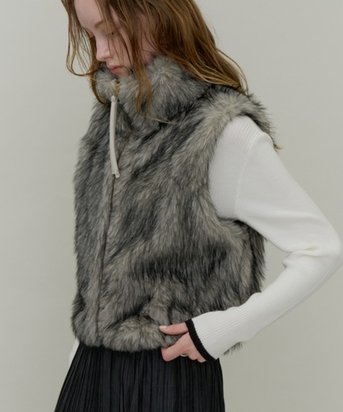 Plumel（プルメル）の「Fox Like Fur Stand Collar Vest / フォックスライクファースタンドカラーベスト（その他アウター・レディース・ベージュ/アイボリー・MEDIUM）」の8枚目の写真
