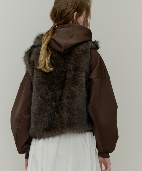Plumel（プルメル）の「Fox Like Fur Stand Collar Vest / フォックスライクファースタンドカラーベスト（その他アウター・レディース・ベージュ/アイボリー・MEDIUM）」の5枚目の写真
