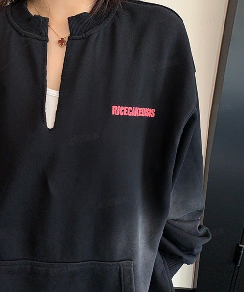 Dalfwin（ダールフィン）の「RICECAKEフェイクレザーラベル付き刺繍ロゴキーネック色落ち加工切りっぱなしスウェット（スウェット・レディース・グレー/ブラック・FREE）」の7枚目の写真