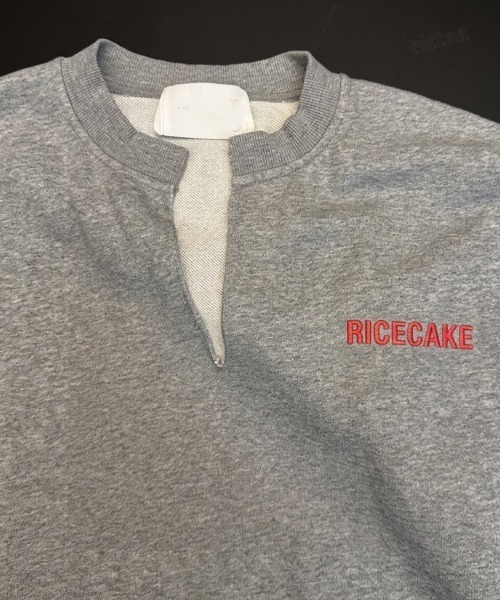 Dalfwin（ダールフィン）の「RICECAKEフェイクレザーラベル付き刺繍ロゴキーネック色落ち加工切りっぱなしスウェット（スウェット・レディース・グレー/ブラック・FREE）」の16枚目の写真