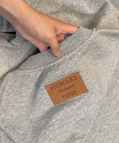 Dalfwin（ダールフィン）の「RICECAKEフェイクレザーラベル付き刺繍ロゴキーネック色落ち加工切りっぱなしスウェット（スウェット・レディース・グレー/ブラック・FREE）」の15枚目の写真