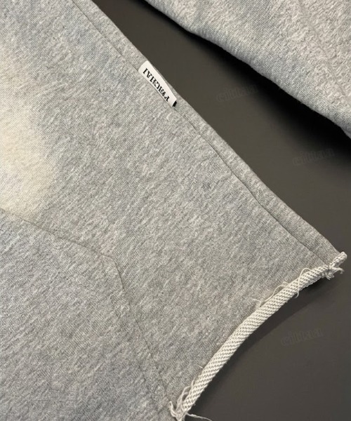 Dalfwin（ダールフィン）の「RICECAKEフェイクレザーラベル付き刺繍ロゴキーネック色落ち加工切りっぱなしスウェット（スウェット・レディース・グレー/ブラック・FREE）」の14枚目の写真