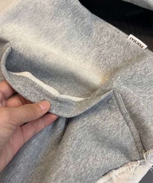 Dalfwin（ダールフィン）の「RICECAKEフェイクレザーラベル付き刺繍ロゴキーネック色落ち加工切りっぱなしスウェット（スウェット・レディース・グレー/ブラック・FREE）」の13枚目の写真
