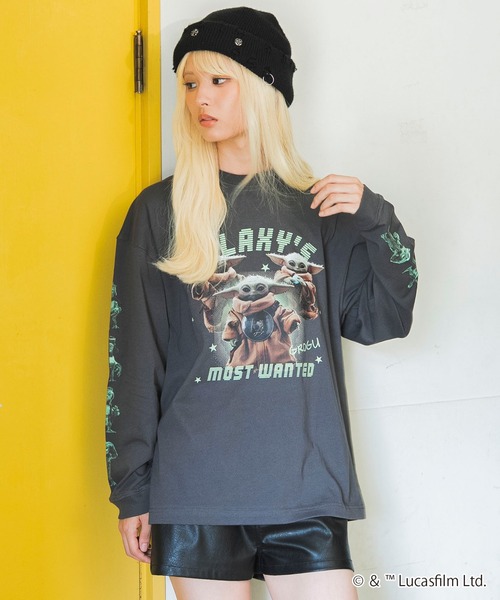 STAR WARS(スターウォーズ)の「WEGO/【26年秋冬新作】SWマンダロリアンアンドグローグーT(Tシャツ/カットソー・メンズ・ホワイト/スミクロ・MEDIUM/LARGE)」の2枚目の写真