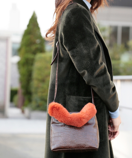 Ameri（アメリ）の「COLOR FUR SHOULDER （ショルダーバッグ・レディース・ブラウン/ベージュ・FREE）」の2枚目の写真