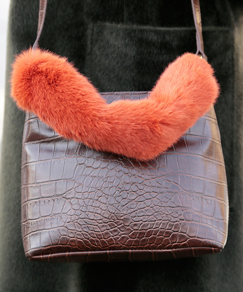 Ameri（アメリ）の「COLOR FUR SHOULDER （ショルダーバッグ・レディース・ブラウン/ベージュ・FREE）」の3枚目の写真
