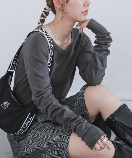 n'OrLABEL（ノアールレーベル）の「『シンプルきれいめネックゆるっとロンT』（Tシャツ/カットソー・レディース・ホワイト/ブラック/ネイビー/カーキ/イエロー/ブルー/アイボリー/モカ/スモークピンク/グレイッシュベージュ/チャコール/プラム/ワイン/サンドベージュ/ロイヤルブルー/グリーン/グレイッシュブルー・LL/M/L）」の5枚目の写真