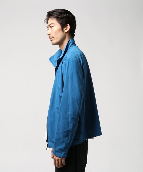 スタンドカラー ジャケット イン ア テクニカル ファブリック