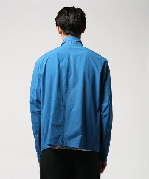 スタンドカラー ジャケット イン ア テクニカル ファブリック