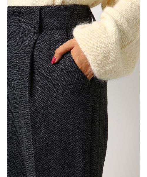 Ungrid(アングリッド)の「ヘリンボーンタックパンツ(その他パンツ・レディース・チャコールグレー/ブラウン・SMALL/MEDIUM)」の13枚目の写真