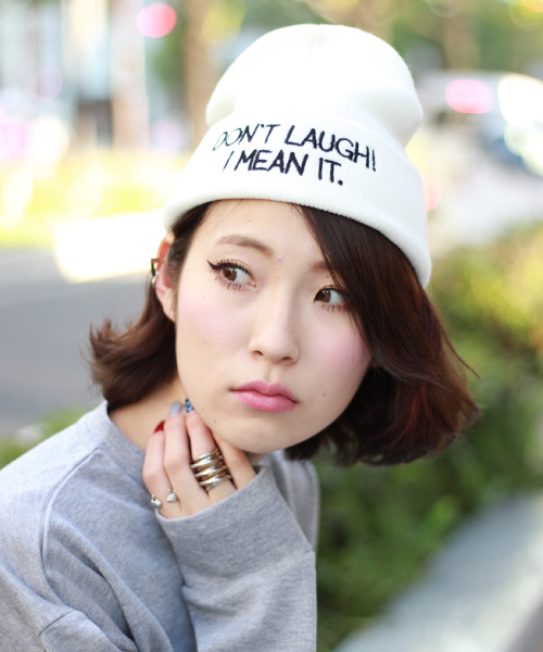 WEGO（ウィゴー）の「WEGO/ロゴ刺繍ニットキャップ（ニットキャップ/ビーニー・メンズ・ホワイト/ブラック/ライトグレー/ライム/ブルー/パープル/イエロー/オレンジ・FREE）」の2枚目の写真