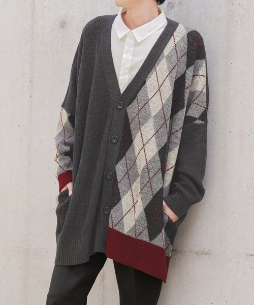 kOhAKU（コハク）の「『アシメアーガイル柄ニットカーディガン』（カーディガン/ボレロ・レディース・チャコールグレー・1/2）」の3枚目の写真