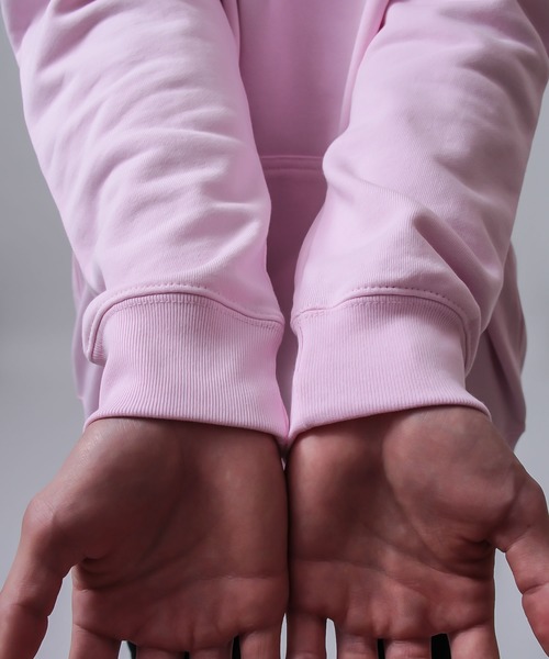 United Athle(ユナイテッドアスレ)の「2-【UA -ユナイテッドアスレ-】10oz SWEAT パーカー 無地/絶妙なワイドシルエット/オーバーサイズ プルオーバー パーカー / レディース メンズ パーカー/ 10.0oz /パーカー(パーカー・レディース・ライトピンク/ブラック/レッド/パープル/オリーブ/ミックスグレー・SMALL/MEDIUM/LARGE/X-LARGE/XX-LARGE)」の8枚目の写真