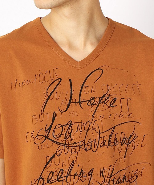 COMME CA ISM(コムサイズム)の「Vネック プリントTシャツ(Tシャツ/カットソー・メンズ・ホワイト/ブラック/カーキ/オレンジ・MEDIUM/LARGE/X-LARGE)」の9枚目の写真