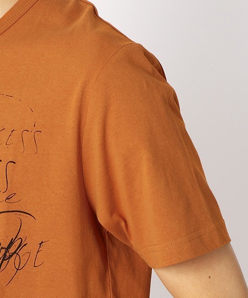COMME CA ISM(コムサイズム)の「Vネック プリントTシャツ(Tシャツ/カットソー・メンズ・ホワイト/ブラック/カーキ/オレンジ・MEDIUM/LARGE/X-LARGE)」の8枚目の写真