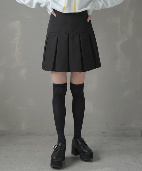 SPINNS（スピンズ）の「サラサラ生地で履き心地抜群♪ナイロン ニーハイソックス/膝上ロングソックス（ソックス/靴下・レディース・ホワイト/ブラック・ONESIZE）」の19枚目の写真