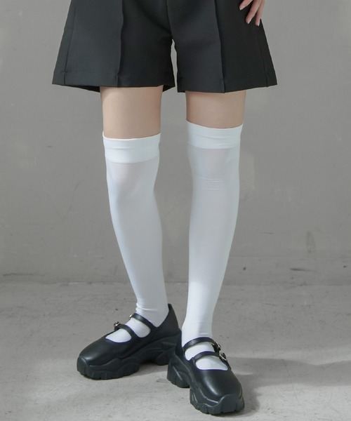 SPINNS（スピンズ）の「サラサラ生地で履き心地抜群♪ナイロン ニーハイソックス/膝上ロングソックス（ソックス/靴下・レディース・ホワイト/ブラック・ONESIZE）」の9枚目の写真