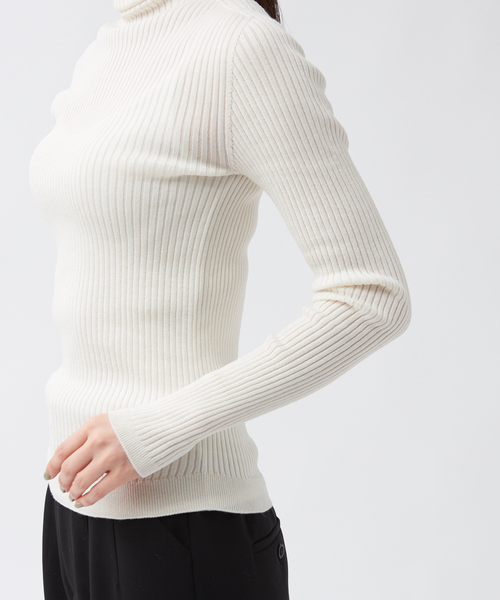 qualite（カリテ）の「【定番】【新色登場】シームレスタートルニット（ニット/セーター・レディース・ホワイト/ブラック/ブルー/オレンジ系その他・フリー）」の16枚目の写真