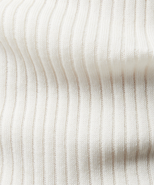 qualite（カリテ）の「【定番】【新色登場】シームレスタートルニット（ニット/セーター・レディース・ホワイト/ブラック/ブルー/オレンジ系その他・フリー）」の7枚目の写真