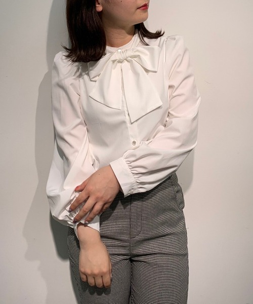 OLIVE des OLIVE（オリーブデオリーブ）の「【人気アイテム再入荷】ボウタイブラウス（シャツ/ブラウス・レディース・ライトブラウン/オフホワイト/ブラウン/ベージュ/ブラック/ワンウォッシュ・FREE）」の2枚目の写真