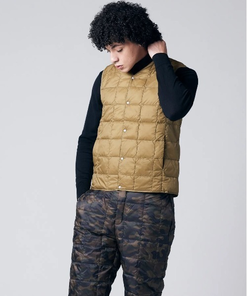 TAION(タイオン)の「【TAION】タイオン V NECK BUTTON DOWN VEST TAION-001(ダウンベスト・メンズ・ブラック系その他/ネイビー/パープル系その他/サンドベージュ/グリーン系その他/オリーブ/ダークブラウン/オフホワイト/チャコールグレー/ベージュ/レッド系その他/ダークグレー/ベージュ系その他/ブラック/ミント/ブルー系その他/ネイビー系/カーキ/グレー・LARGE/X-LARGE/MEDIUM/SMALL)」の12枚目の写真