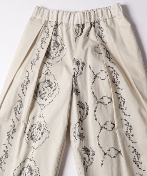 mudoca（ムドカ）の「タックギャザーパンツ -とくべつな場所-（その他パンツ・レディース・ベージュ/スミクロ・FREE）」の7枚目の写真