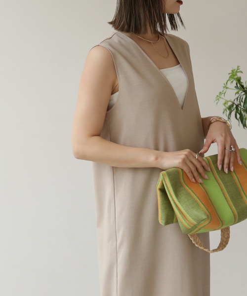 frames RAY CASSIN（フレームスレイカズン）の「リネンライクVネックノースリワンピース（ジャンパースカート・レディース・ブラック/アイボリー系/ベージュ/ブラウン・FREE）」の3枚目の写真