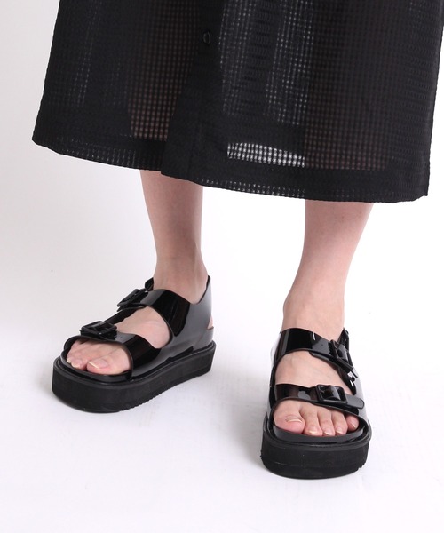 RNA（アールエヌエー）の「E4848 エナメルプラットフォームサンダル（サンダル・レディース・グリーン/ブラック/ホワイト・MEDIUM/SMALL）」の2枚目の写真
