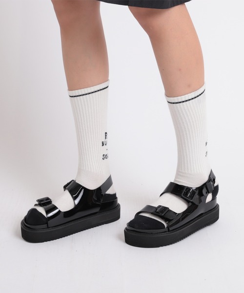 RNA（アールエヌエー）の「E4848 エナメルプラットフォームサンダル（サンダル・レディース・グリーン/ブラック/ホワイト・MEDIUM/SMALL）」の6枚目の写真