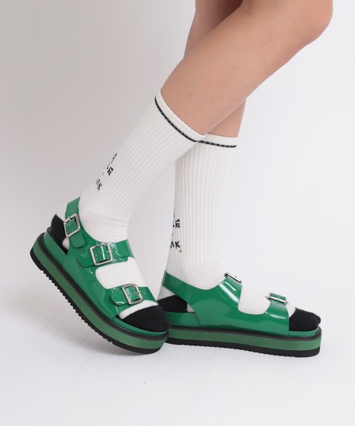 RNA（アールエヌエー）の「E4848 エナメルプラットフォームサンダル（サンダル・レディース・グリーン/ブラック/ホワイト・MEDIUM/SMALL）」の8枚目の写真