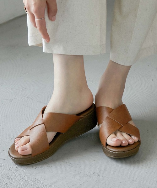 Fashion Letter(ファッションレター)の「日本製ウェッジソールクロスデザインサンダル 痛くないサンダル(サンダル・レディース・ブラック/ダークブラウン/キャメル/ホワイト・S/M/L/LL)」の4枚目の写真