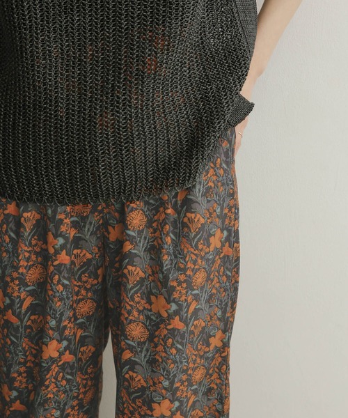 URBAN RESEARCH DOORS（アーバンリサーチドアーズ）の「フラワープリントイージーパンツ（その他パンツ・レディース・ネイビー/オレンジ/アイボリー・SMALL/MEDIUM）」の5枚目の写真