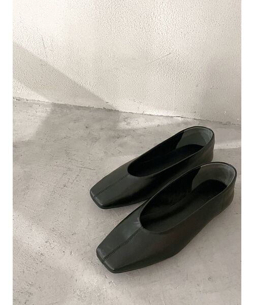 Ungrid（アングリッド）の「スクエアトゥフラットシューズ（パンプス・レディース・ブラック/ゴールド・S/M/L）」の3枚目の写真