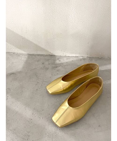Ungrid（アングリッド）の「スクエアトゥフラットシューズ（パンプス・レディース・ブラック/ゴールド・S/M/L）」の5枚目の写真