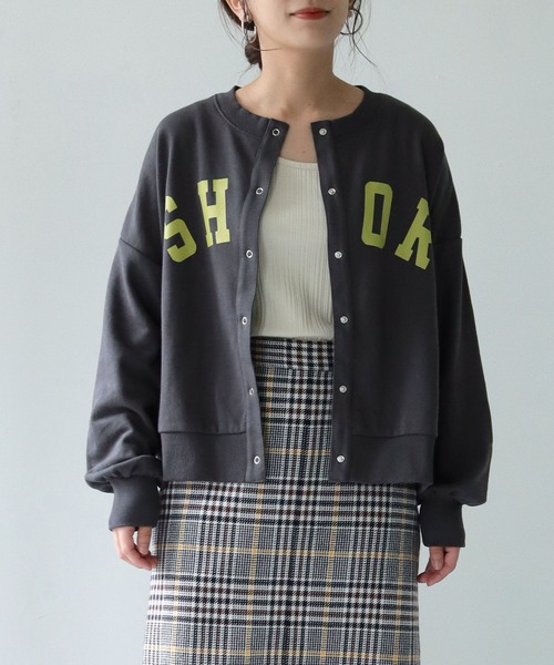HER CLOSET(ハークローゼット)の「【shemoshelly】WEB限定カレッジロゴ裏毛スウェットカーディガン(スウェット・レディース・チャコールグレー/ブラック/グレー/グリーン・M)」の3枚目の写真