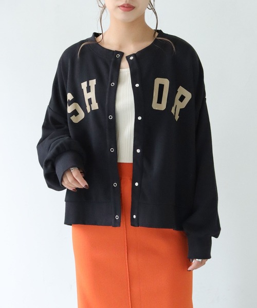 HER CLOSET(ハークローゼット)の「【shemoshelly】WEB限定カレッジロゴ裏毛スウェットカーディガン(スウェット・レディース・チャコールグレー/ブラック/グレー/グリーン・M)」の2枚目の写真