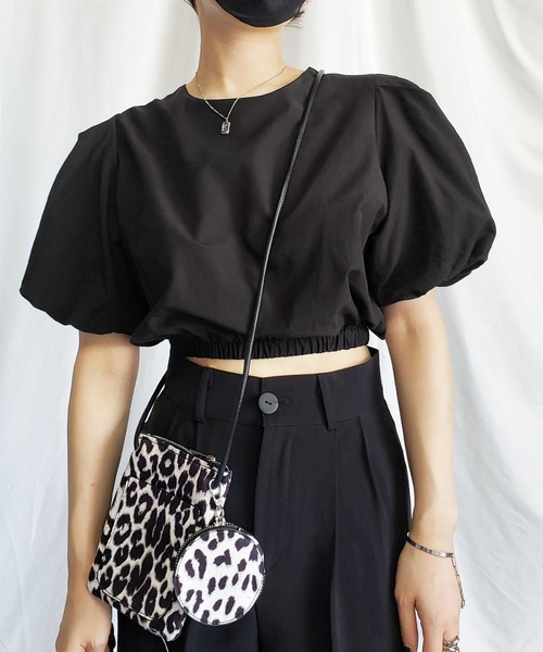 me+em select(ミームセレクト)の「ヘムシャーリングパフスリーブショートブラウス(シャツ/ブラウス・レディース・ブラック/ダークベージュ・FREE)」の2枚目の写真