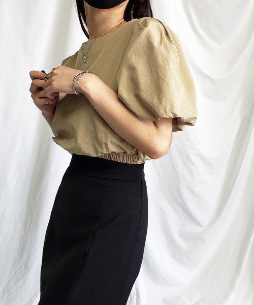 me+em select(ミームセレクト)の「ヘムシャーリングパフスリーブショートブラウス(シャツ/ブラウス・レディース・ブラック/ダークベージュ・FREE)」の19枚目の写真